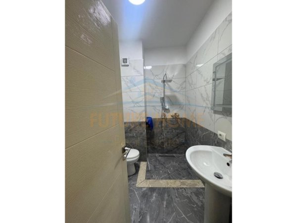 Shitet, Apartament 1+1, Rruga 5 Maji, Tirane.
