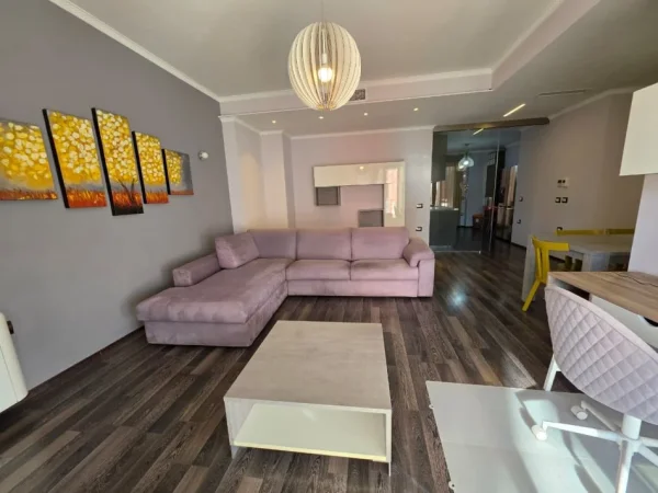 APARTAMENT 2+1+POST PARKIMI  ME QERA, RRUGA E KOSOVAREVE