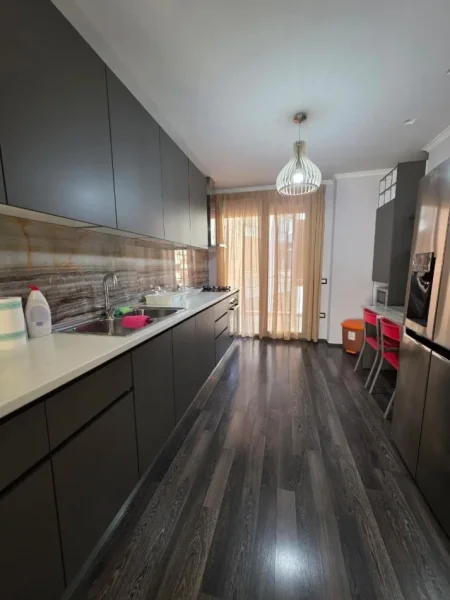 APARTAMENT 2+1+POST PARKIMI  ME QERA, RRUGA E KOSOVAREVE