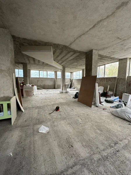 Tirane, jepet me qera magazine Kati 0, 300 m² 700 € (FRESKU)