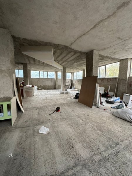 Tirane, jepet me qera magazine Kati 0, 300 m² 700 € (FRESKU)
