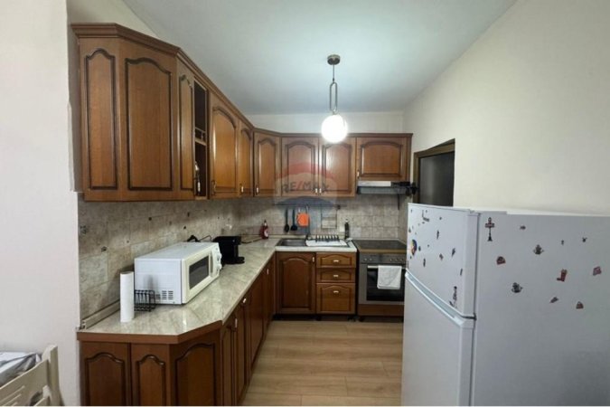 Tirane, jepet me qera apartament 1+1 Kati 3, 75 m² 600 € (Rruga Fortuzi)