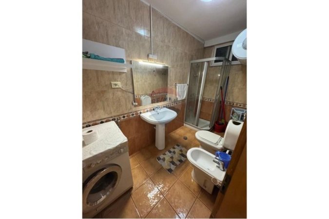 Tirane, jepet me qera apartament 1+1 Kati 3, 75 m² 600 € (Rruga Fortuzi)