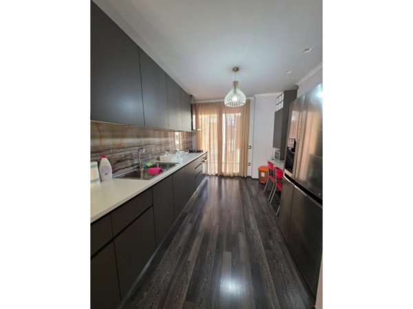 Tirane, jepet me qera apartament 2+1 Kati 3, 110 m² 1.400 € (Rruga e Kosovareve)