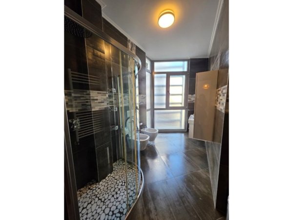 Tirane, jepet me qera apartament 2+1 Kati 3, 110 m² 1.400 € (Rruga e Kosovareve)