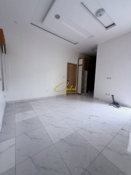 Tirane, jepet me qera dyqan Kati 0, 45 m² 400 € (SELVIA)