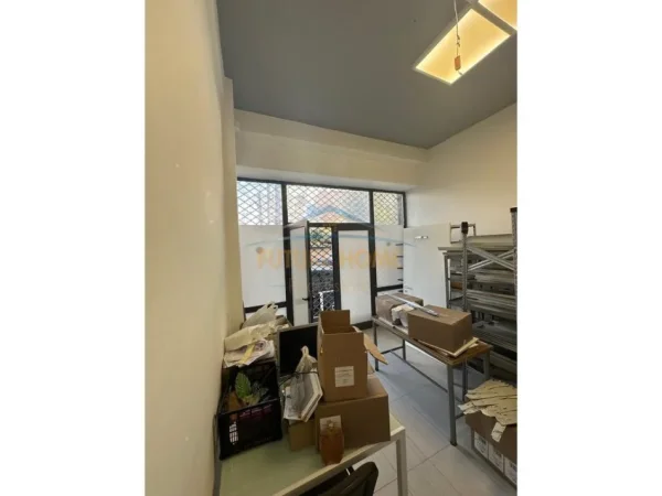 Shitet, Ambient Biznesi+Magazinë+Poste Parkimi, Shkolla e Kuqe, Tiranë 350,000 €