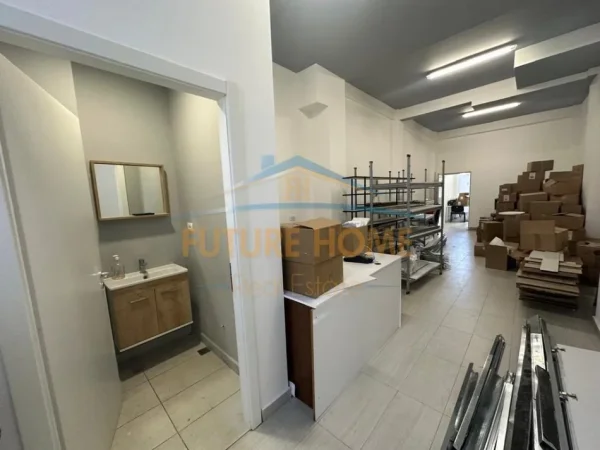 Shitet, Ambient Biznesi+Magazinë+Poste Parkimi, Shkolla e Kuqe, Tiranë 350,000 €