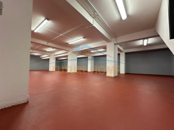 Shitet, Ambient Biznesi+Magazinë+Poste Parkimi, Shkolla e Kuqe, Tiranë 350,000 €