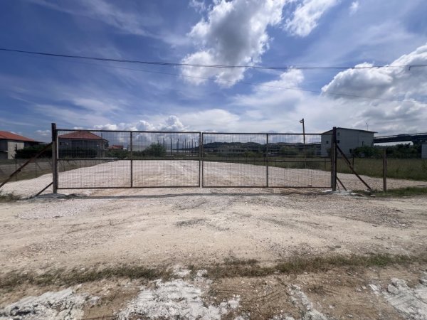 Tirane, jepet me qera truall , 1.500 m² (rruga nacionale e vjeter)