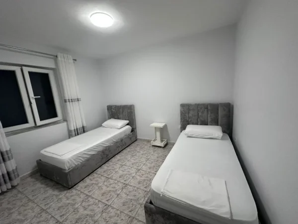 Tirane, jepet me qera apartament 2+1+Ballkon Kati 1, 100 m² 600 € 