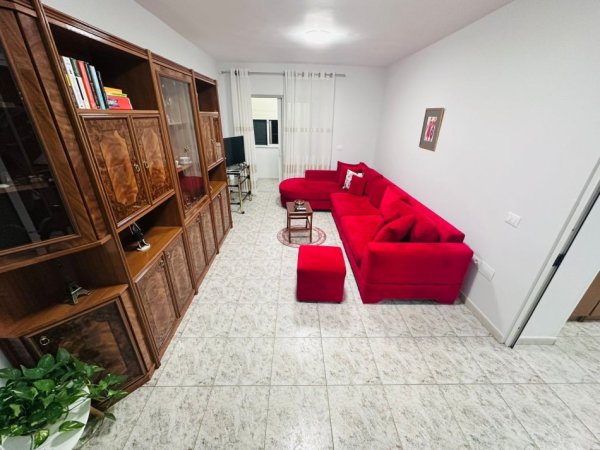 Tirane, jepet me qera apartament 2+1+Ballkon Kati 1, 100 m² 600 € 