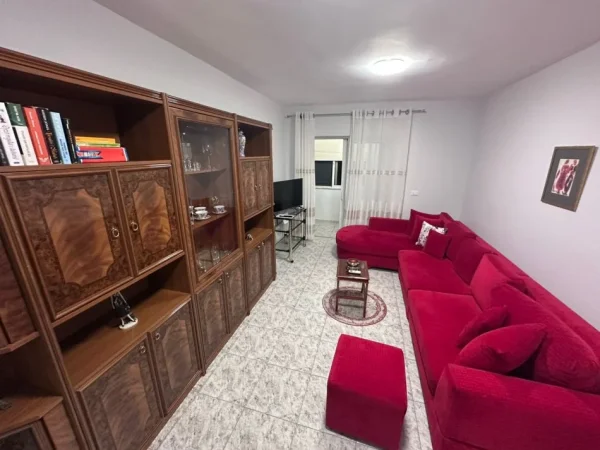 Tirane, jepet me qera apartament 2+1+Ballkon Kati 1, 100 m² 600 € 
