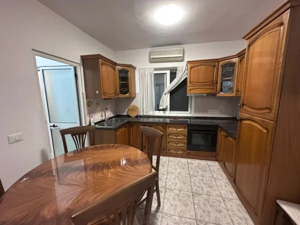 Tirane, jepet me qera apartament 2+1+Ballkon Kati 1, 100 m² 600 € 
