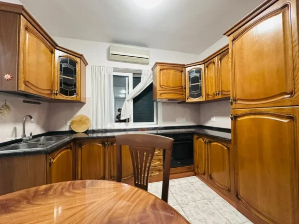 Tirane, jepet me qera apartament 2+1+Ballkon Kati 1, 100 m² 600 € 