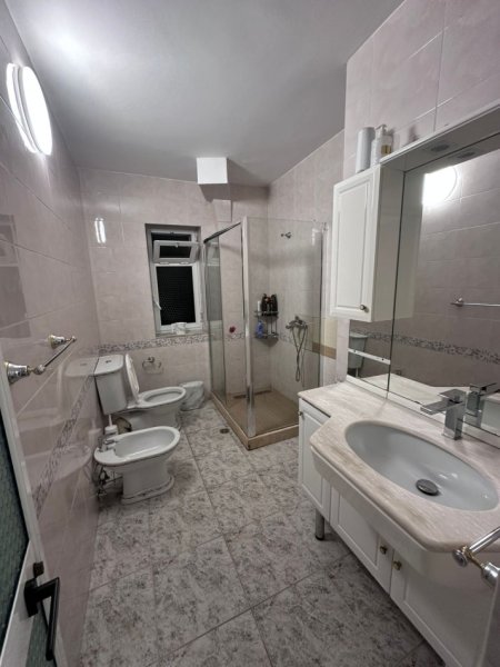 Tirane, jepet me qera apartament 2+1+Ballkon Kati 1, 100 m² 600 € 