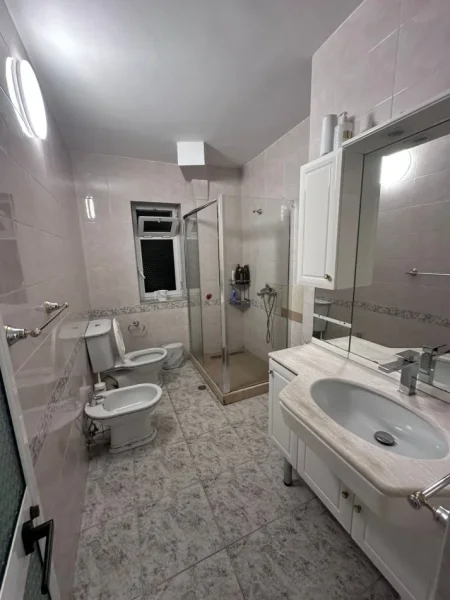 Tirane, jepet me qera apartament 2+1+Ballkon Kati 1, 100 m² 600 € 