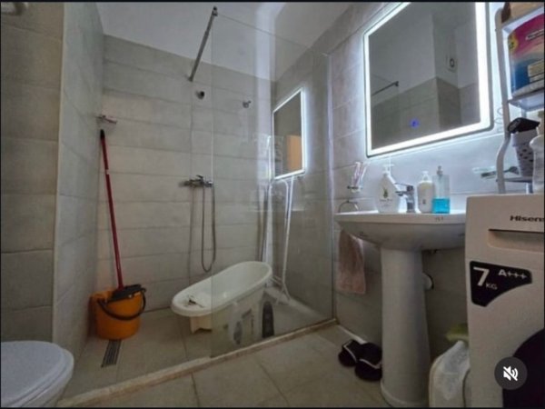 Tirane, jap me qera apartament 1+1 Kati 4, 62 m² 450 € (Ali Demi)