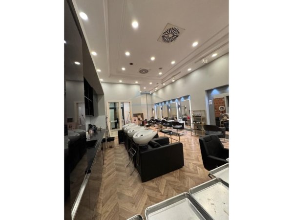 Tirane, jepet me qera ambjent biznesi Kati 0, 87 m² 3.000 € (Rruga e Kosovareve)