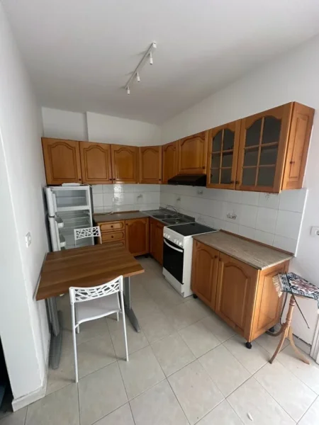Tirane, jepet me qera apartament 1+1 Kati 4, 600 € 