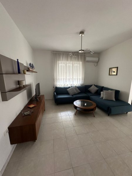 Tirane, jepet me qera apartament 1+1 Kati 4, 600 € 