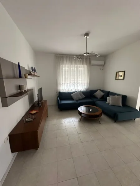 Tirane, jepet me qera apartament 1+1 Kati 4, 600 € 