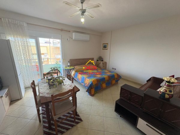 Vlore, jepet me qera apartament Kati 8, 50 m² 400 € (Rruga Murat Tërbaçi)