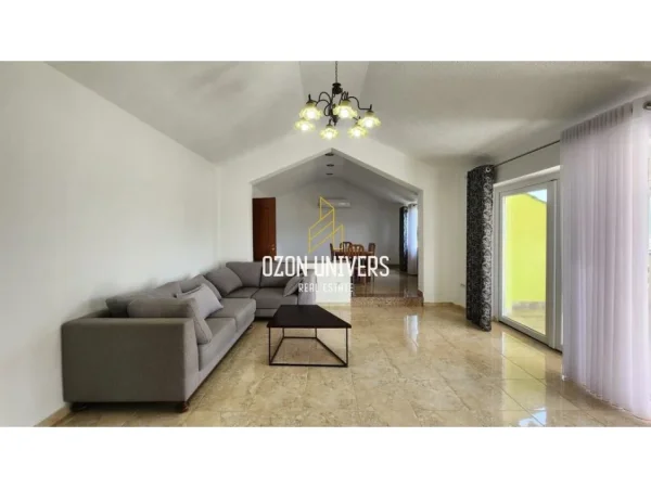 Tirane, jepet me qera apartament+verande | Penthouse 3+1+Ballkon Kati 6, 356 m² 1.500 € (Liqeni i Thatë)