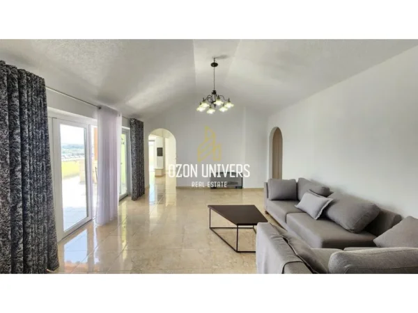 Tirane, jepet me qera apartament+verande | Penthouse 3+1+Ballkon Kati 6, 356 m² 1.500 € (Liqeni i Thatë)