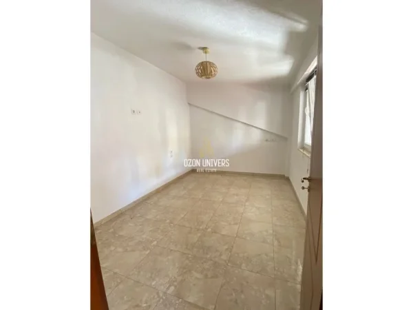 Tirane, jepet me qera apartament+verande | Penthouse 3+1+Ballkon Kati 6, 356 m² 1.500 € (Liqeni i Thatë)