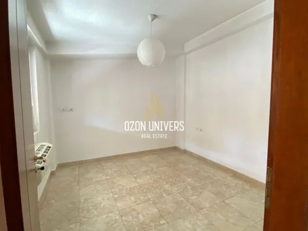 Tirane, jepet me qera apartament+verande | Penthouse 3+1+Ballkon Kati 6, 356 m² 1.500 € (Liqeni i Thatë)
