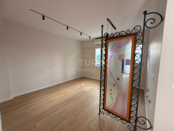 Tirane, jepet me qera zyre Kati 1, 70 m² 1.000 € (Prane Qendres)