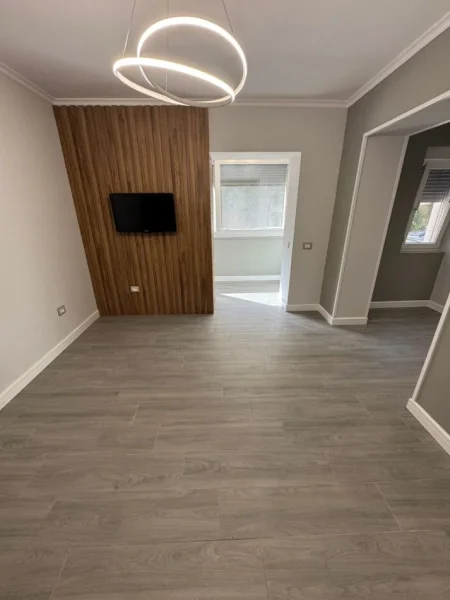 Tirane, jepet me qera apartament 1+1+Ballkon Kati 1, 65 m² 600 € (SHKOLLA E KUQE)