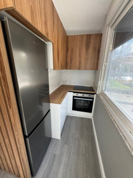 Tirane, jepet me qera apartament 1+1+Ballkon Kati 1, 65 m² 600 € (SHKOLLA E KUQE)