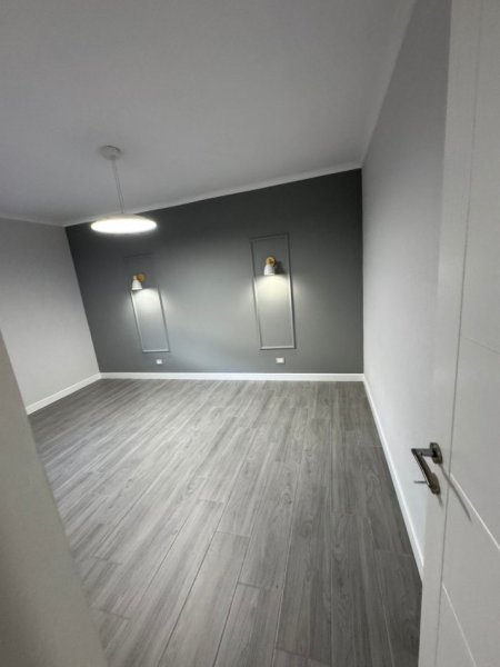 Tirane, jepet me qera apartament 1+1+Ballkon Kati 1, 65 m² 600 € (SHKOLLA E KUQE)
