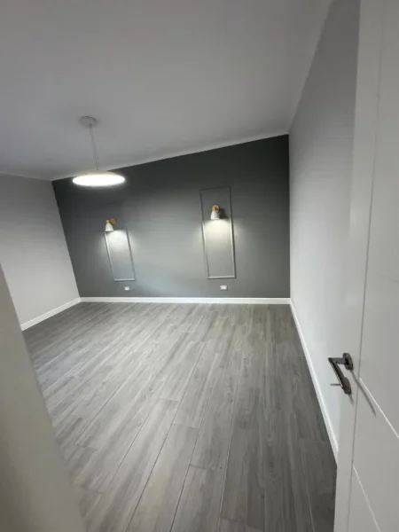 Tirane, jepet me qera apartament 1+1+Ballkon Kati 1, 65 m² 600 € (SHKOLLA E KUQE)