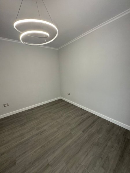 Tirane, jepet me qera apartament 1+1+Ballkon Kati 1, 65 m² 600 € (SHKOLLA E KUQE)