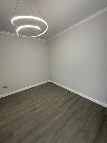 Tirane, jepet me qera apartament 1+1+Ballkon Kati 1, 65 m² 600 € (SHKOLLA E KUQE)