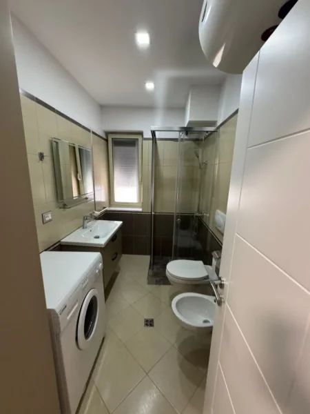 Tirane, jepet me qera apartament 1+1+Ballkon Kati 1, 65 m² 600 € (SHKOLLA E KUQE)