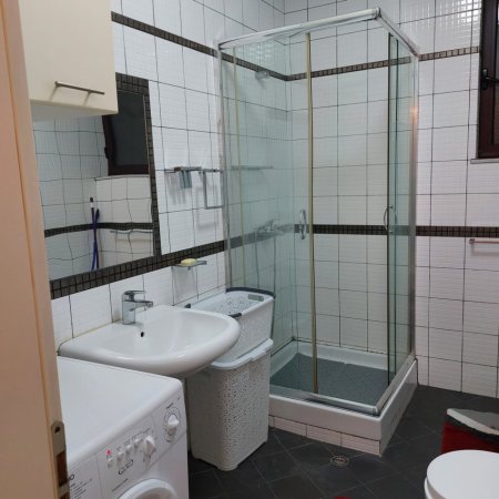 Jepet me Qira Apartament 2+1 i mobiluar tek Harry Fultzi tek Stacioni i Trenit, Kati 8, 80 m² 600 €URO