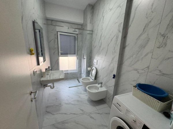 Tirane, jepet me qera apartament 1+1 Kati 3, 400€