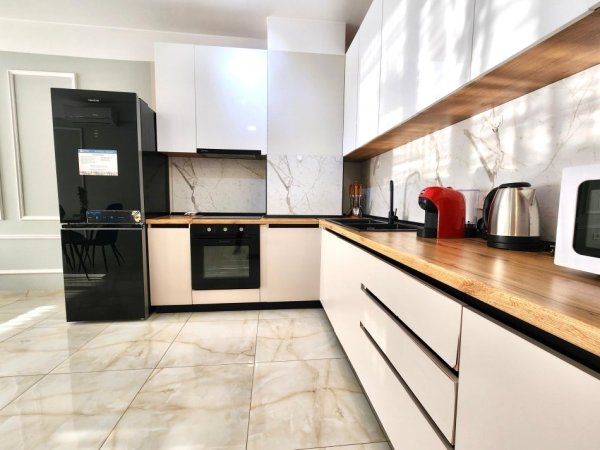 Me Qira : Luxury 1+1 (📍Kompleksi Olimpik - Komuna Parisit) 100% e rikonstruktuar - Pallat i Ri - Kati 2, Sip 68 m² 780€/Muaj