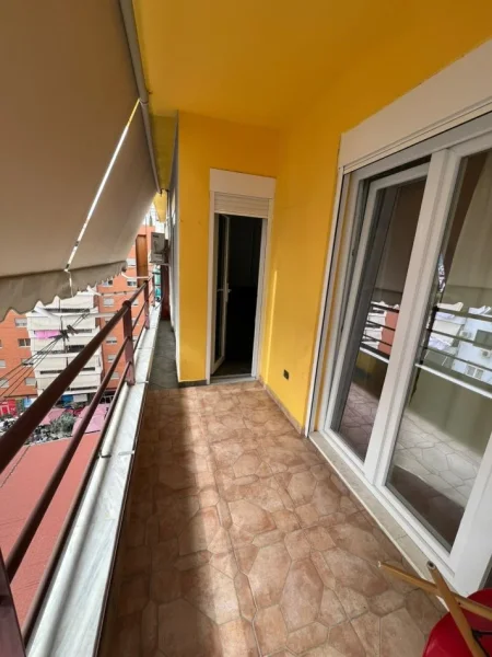 Tirane, jepet me qera apartament 1+1+Ballkon Kati 7, 73 m² 600 € (Kompleksi Delijorgji)