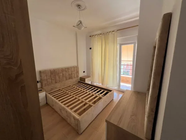 Tirane, jepet me qera apartament 1+1+Ballkon Kati 7, 73 m² 600 € (Kompleksi Delijorgji)
