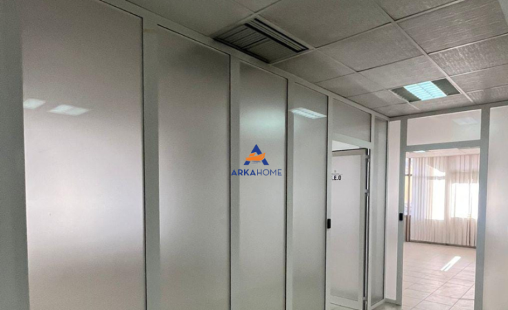 Tirane, jepet me qera zyre Kati 3, 180 m² 2.550 € (Sheshi Wilson)