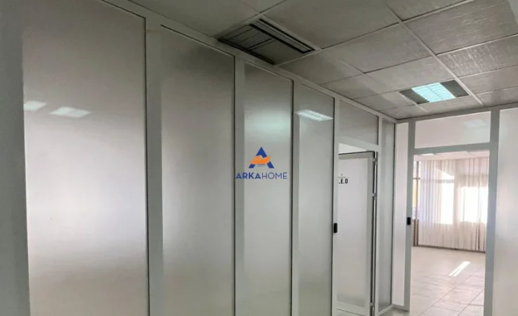 Tirane, jepet me qera zyre Kati 3, 180 m² 2.550 € (Sheshi Wilson)