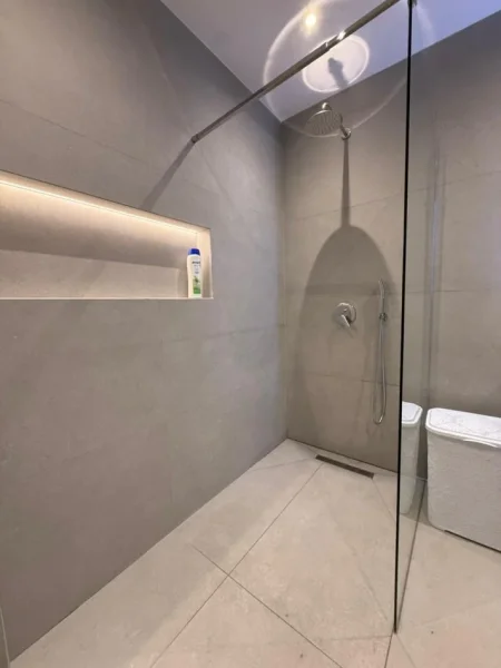 Tirane, jepet me qera apartament 1+1+Ballkon Kati 5, 78 m² 550 € (Bar Artisti)