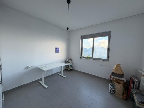 Tirane, jepet me qera apartament 2+1 Kati 3, 100 m² 600 € (Rruga Peti tek Liqeni i Thate.)