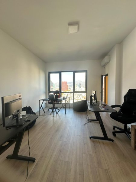 Tirane, jepet me qera zyre , 66 m² 550 € (Square 21)