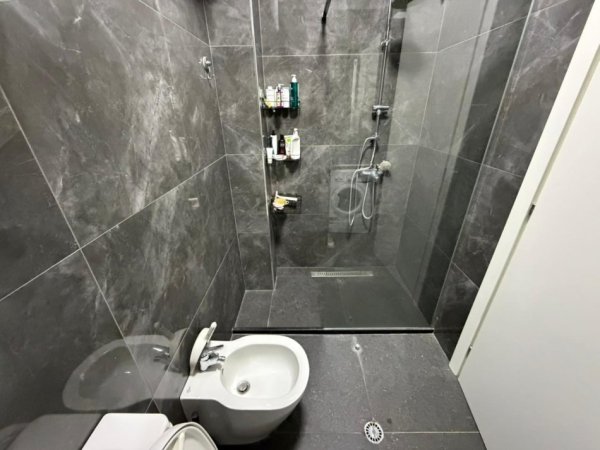 Tirane, jepet me qera apartament 2+1 Kati 3, 100 m² 600 € (Rruga Peti tek Liqeni i Thate.)